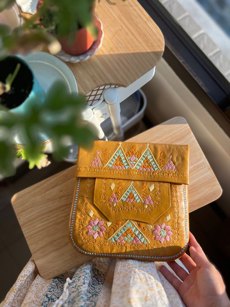 Gnawa 北非摩洛哥部落图腾刺绣包 焦糖布丁驼 - 侧背包/斜挎包 - 真皮 橘色
