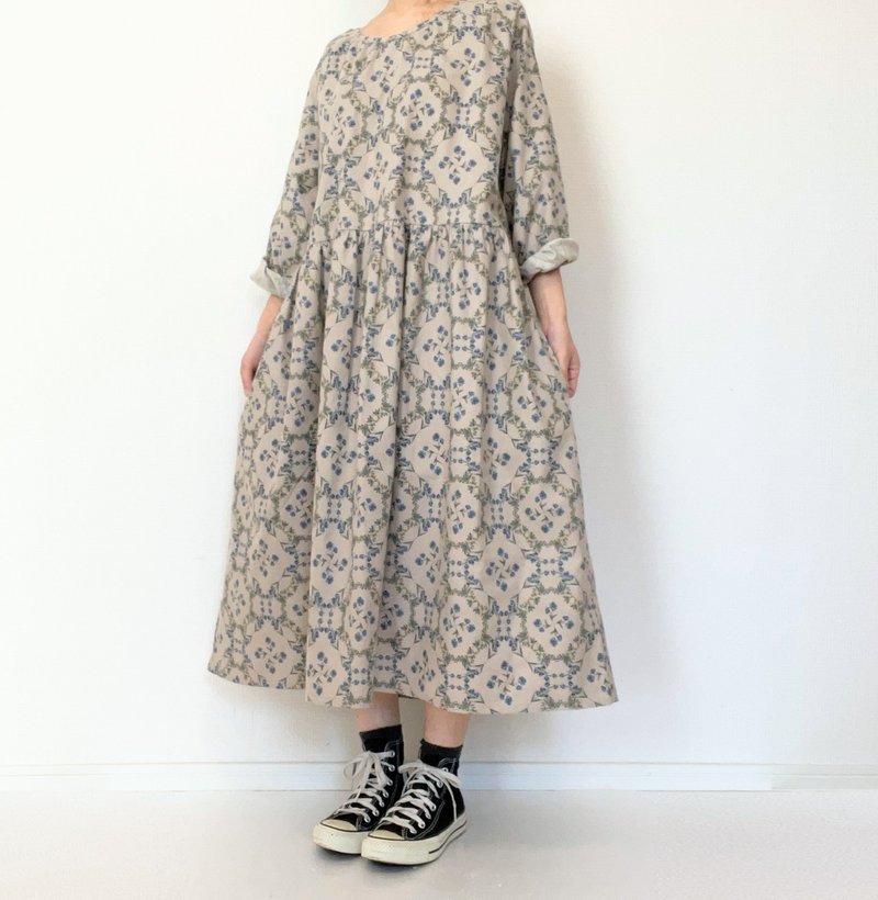 黛西和含羞草　花卉图案　长袖宽松　连身裙　棉　浅褐色的 - 洋装/连衣裙 - 棉．麻 咖啡色