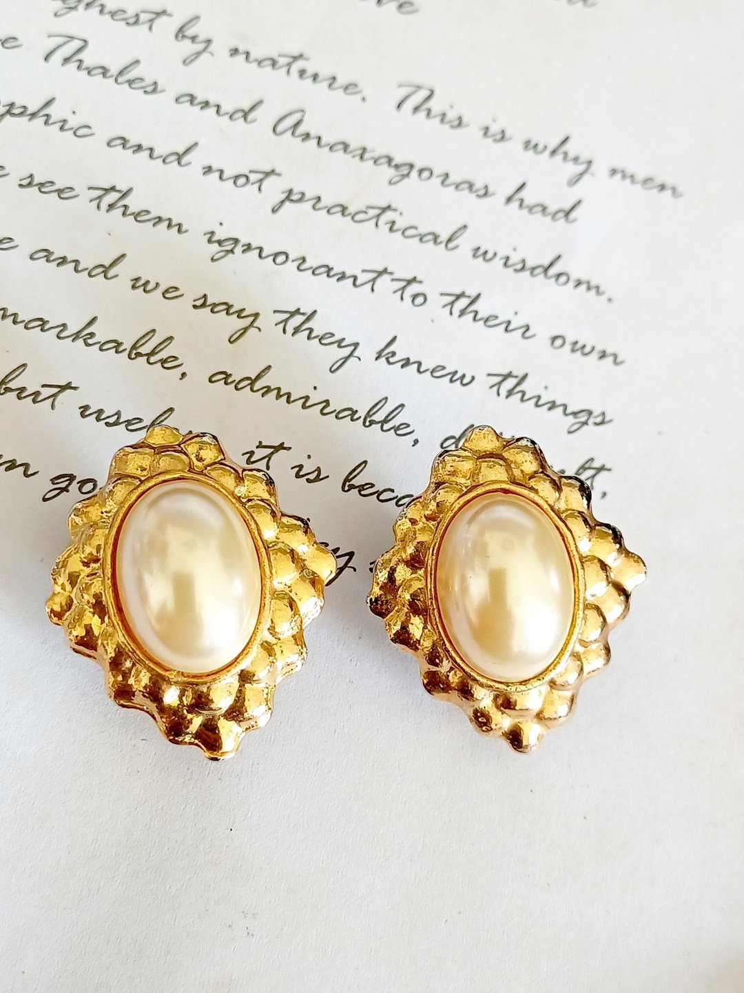 Avintage jewelry  典雅华丽仿珠徽纹 夹式耳环 - 耳环/耳夹 - 其他金属 