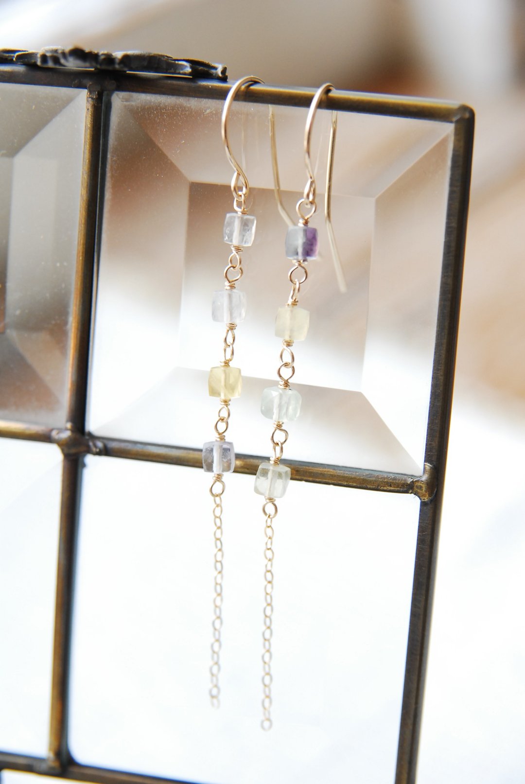 Cube-cut fluorite swaying earrings 14kgf - 耳环/耳夹 - 半宝石 多色