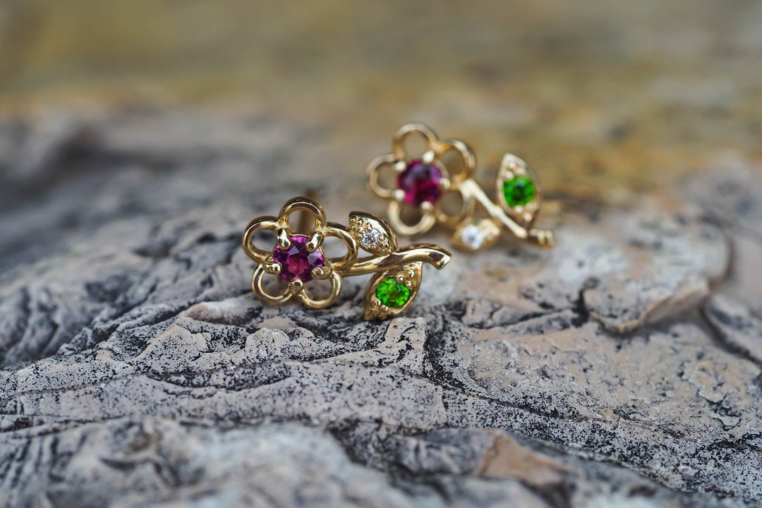 14k gold earrings studs with garnets, tsavorites and diamonds - 耳环/耳夹 - 贵金属 橘色