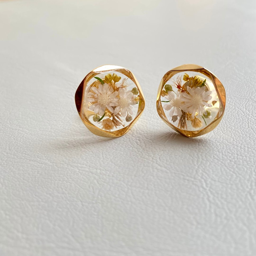 garden white gold earrings - 耳环/耳夹 - 树脂 金色