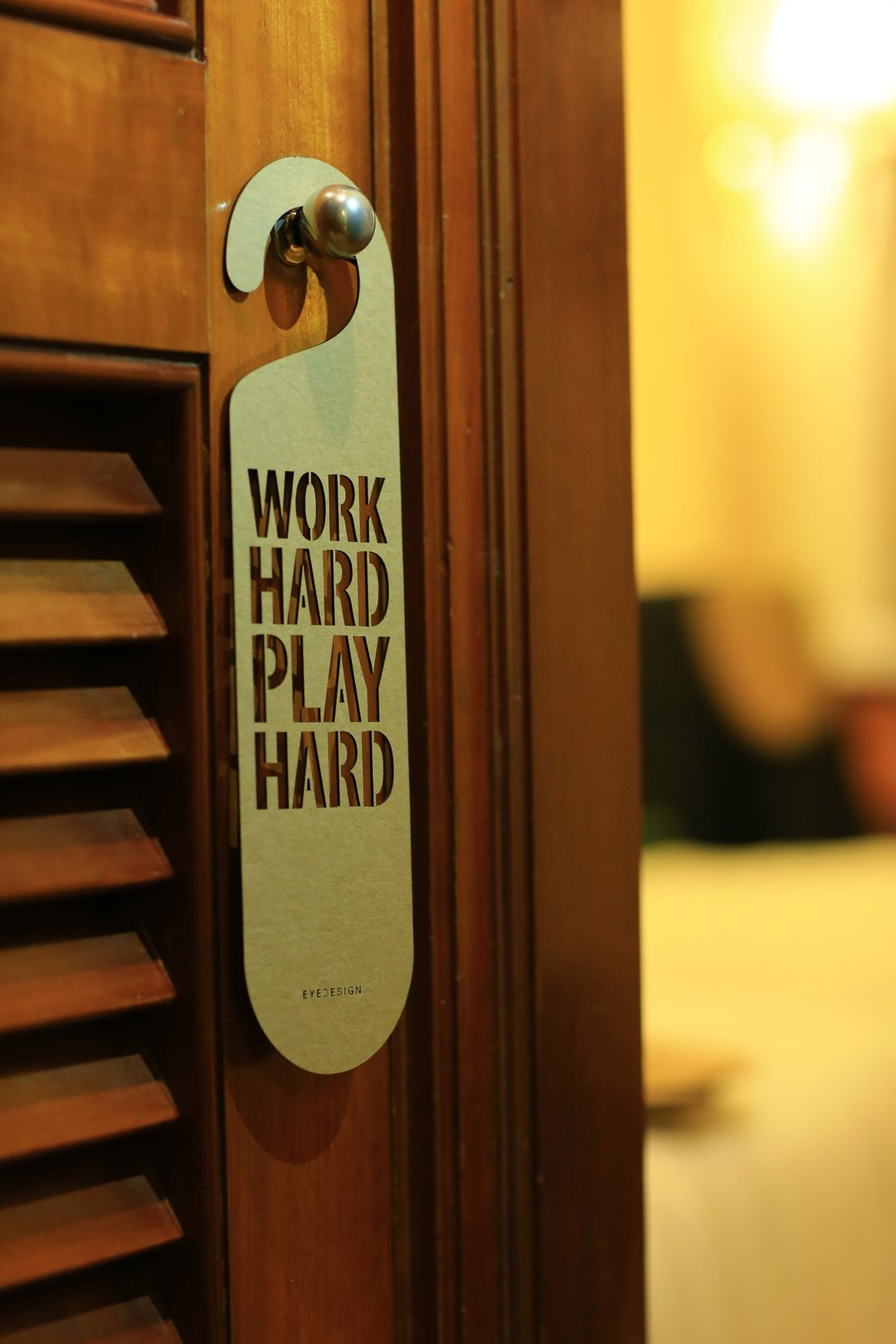 【eyeDesign看见设计】一句话门挂“WORK HARD PLAY HARD”D23 - 摆饰 - 木头 咖啡色