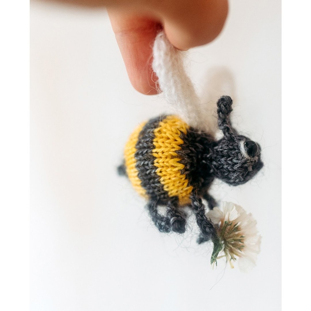 Tiny Bee knitting pattern. Knitted honeybee step by step tutorial. DIY toy - 手工艺教程/工具书 - 其他材质 