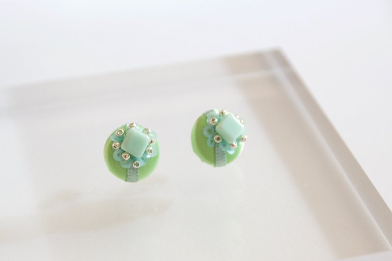 Czech beads titanium earrings - 耳环/耳夹 - 宝石 绿色