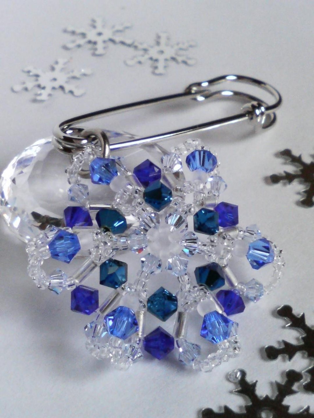 Winter Tomamu Delicate Austrian Crystal Snowflake Snow Snow Crystal Winter Elegant Christmas Blue Classic Blue Crystal Glass Hokkaido Tomamu Tomamu - 胸针 - 玻璃 蓝色