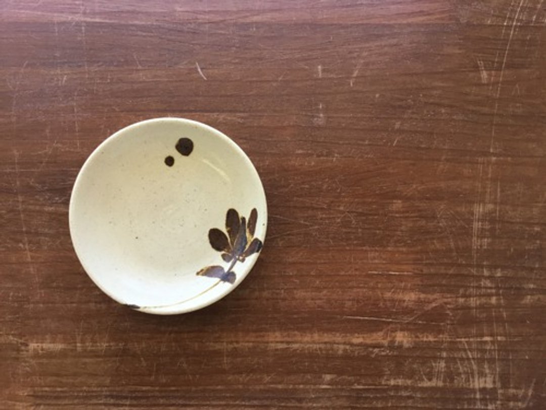 4 inch plate iron picture flower lover arabesque crest - 浅碟/小碟子 - 陶 