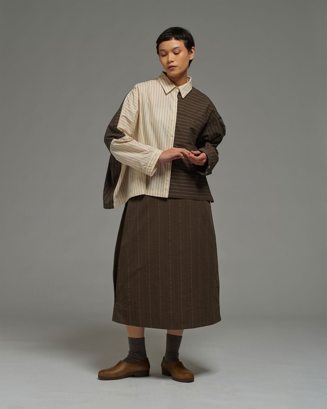 Unisex：不对称衬衫 (Brown Stripe) - 女装衬衫 - 棉 多色