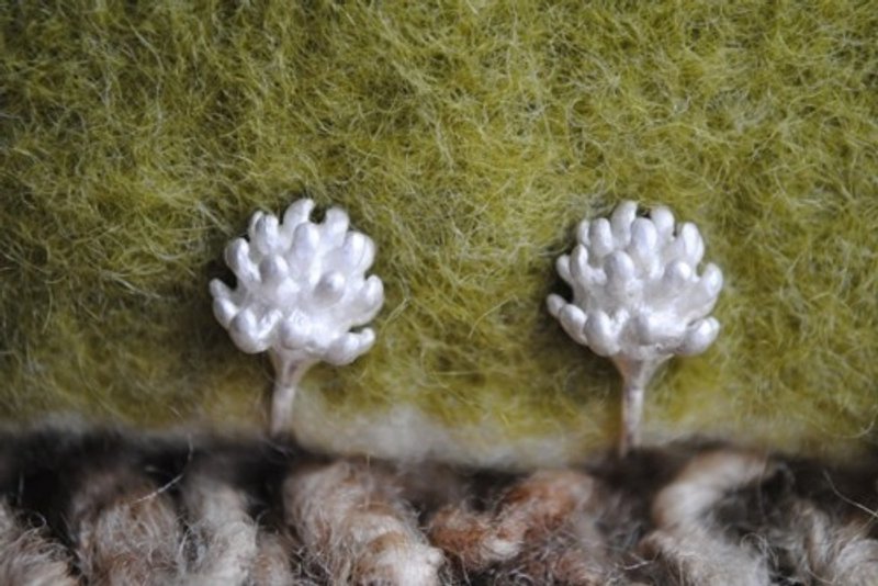 Pinkoi 代购 - 【订做】迷你白花耳夹(朝上) - 耳环/耳夹 - 其他金属 