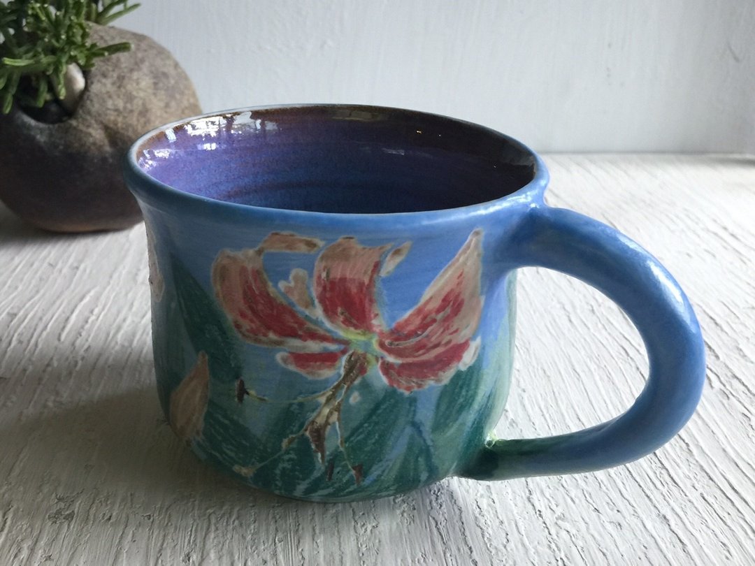 天使翅膀。鹿子百合花刻画_陶器马克杯 - 咖啡杯/马克杯 - 陶 蓝色