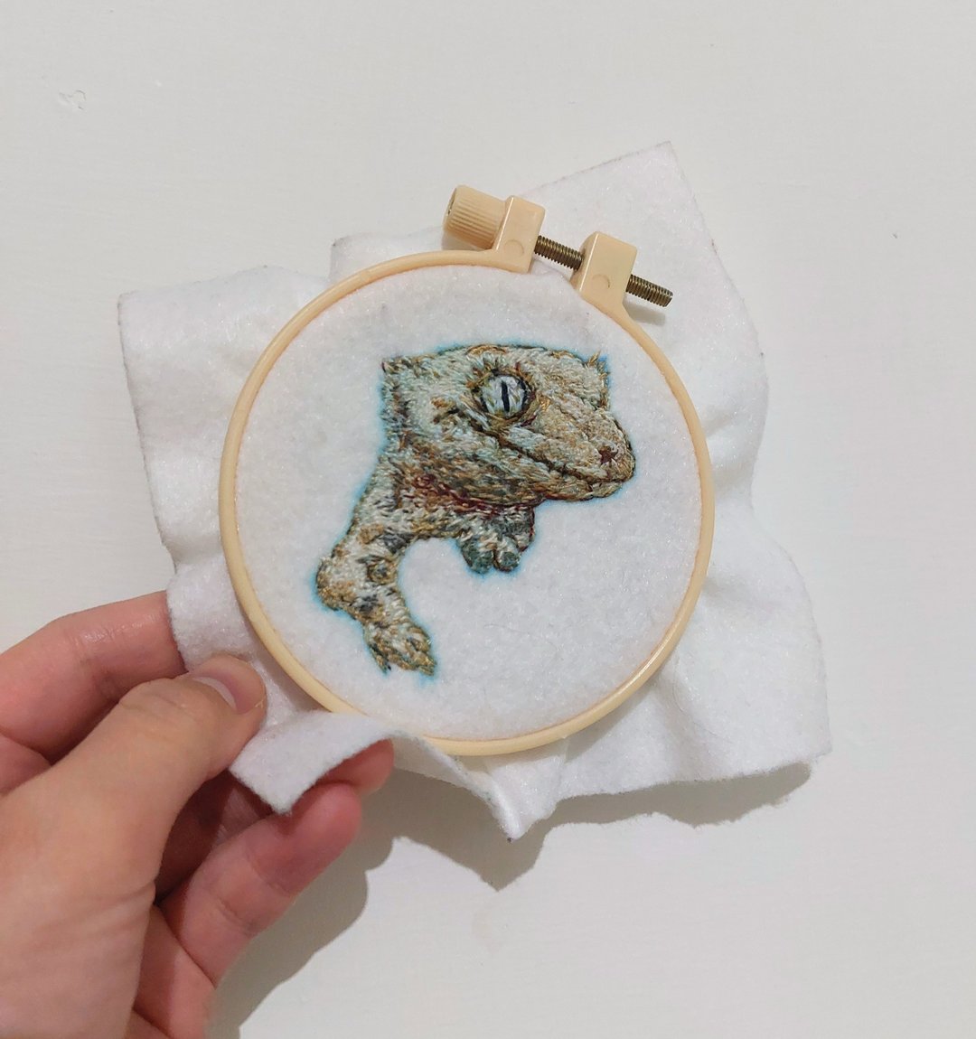 【小作品】定制系列－油画感宠物刺绣别针 / 纯手缝肖像・请来图 - 订制抱枕/饰品 - 绣线 