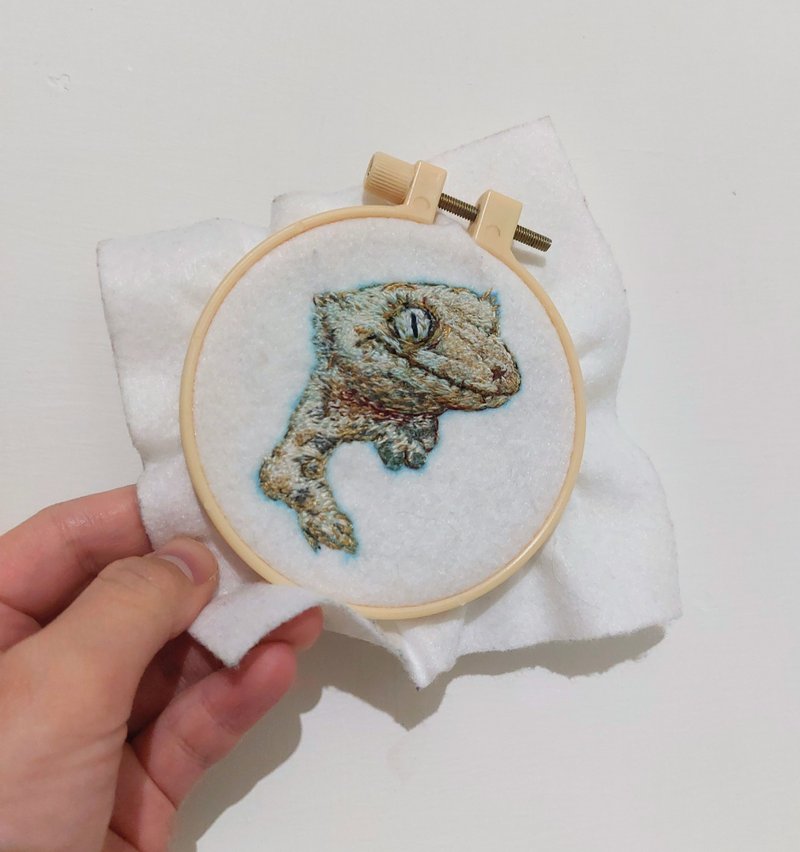 【小作品】 油画感宠物刺绣别针 / 纯手缝肖像・可来图定制 - 订制抱枕/饰品 - 绣线 