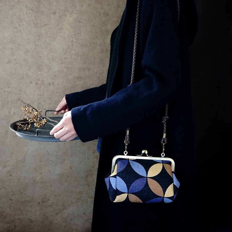 手染风吕敷创意斜背口金包-铂金岁月|经典配搭|共三款 - 侧背包/斜挎包 - 棉．麻 