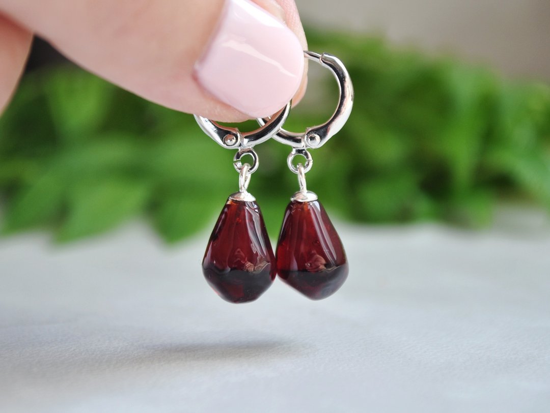 Red pomegranate seeds earrings hoops Miniature food earrings Little fruit - 耳环/耳夹 - 玻璃 红色