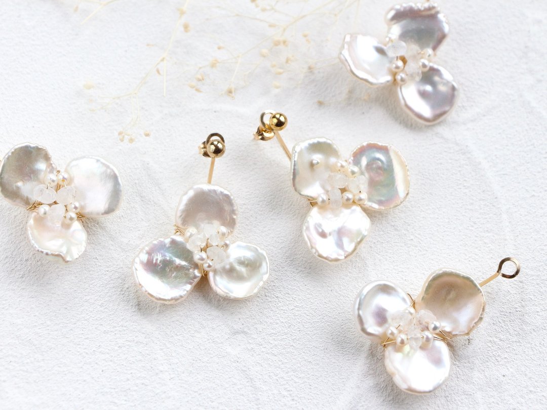 14kgf-freshwater pearl flower pierced earrings - 耳环/耳夹 - 贵金属 白色