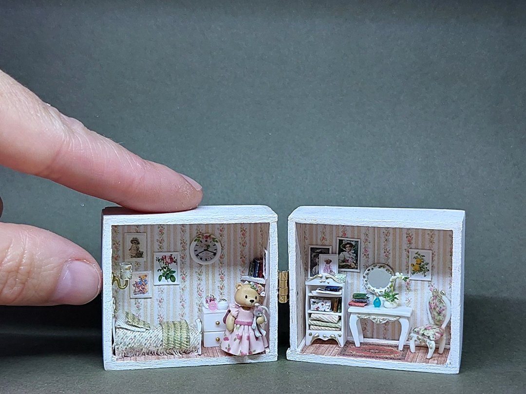 Miniature house-a box with a teddy bear. Toy House, Collectible Toy bear - 玩偶/公仔 - 粘土 多色