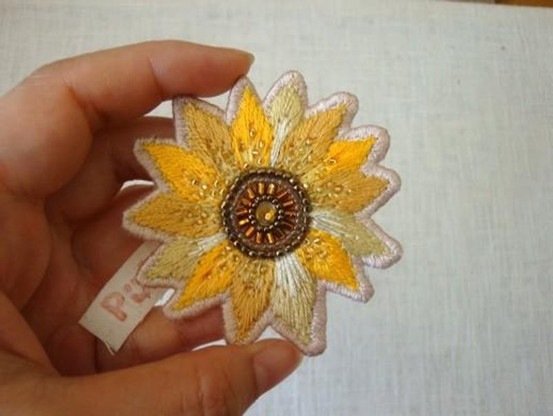 Sunflower brooch - 胸针 - 棉．麻 黄色