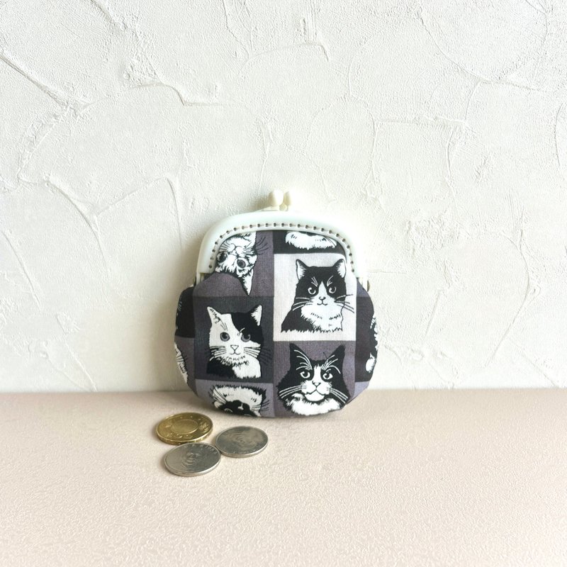 【方格猫猫 黑底】零钱包#小口金包#可爱#日系#收纳 - 零钱包 - 棉．麻 咖啡色