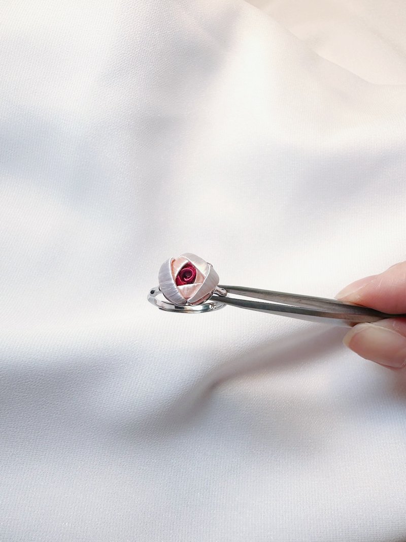 Re-Re蚕丝金工—单朵小玫瑰戒指(可调式) 渐层粉红 - 戒指 - 丝．绢 粉红色