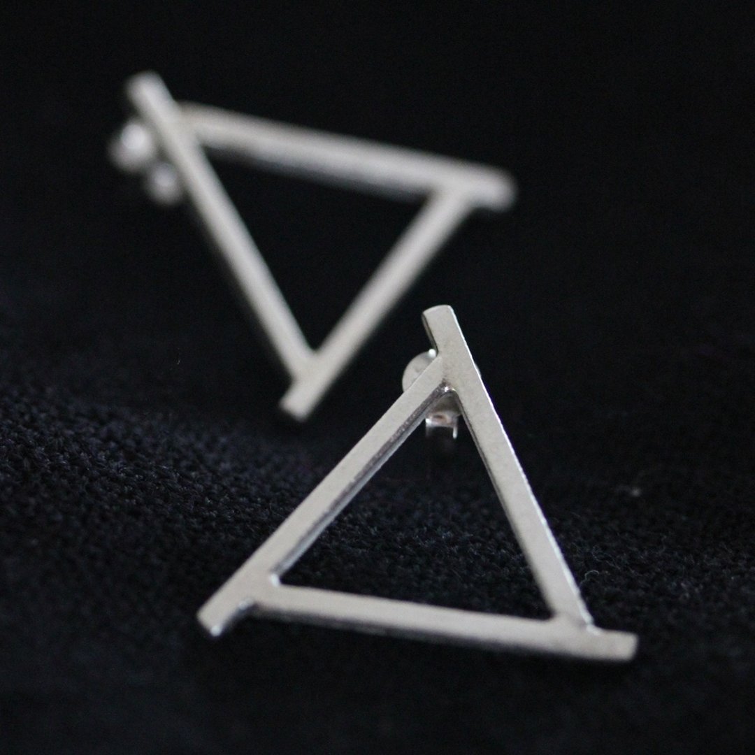 Triangle wire stud silver earrings (E0147) - 耳环/耳夹 - 银 银色