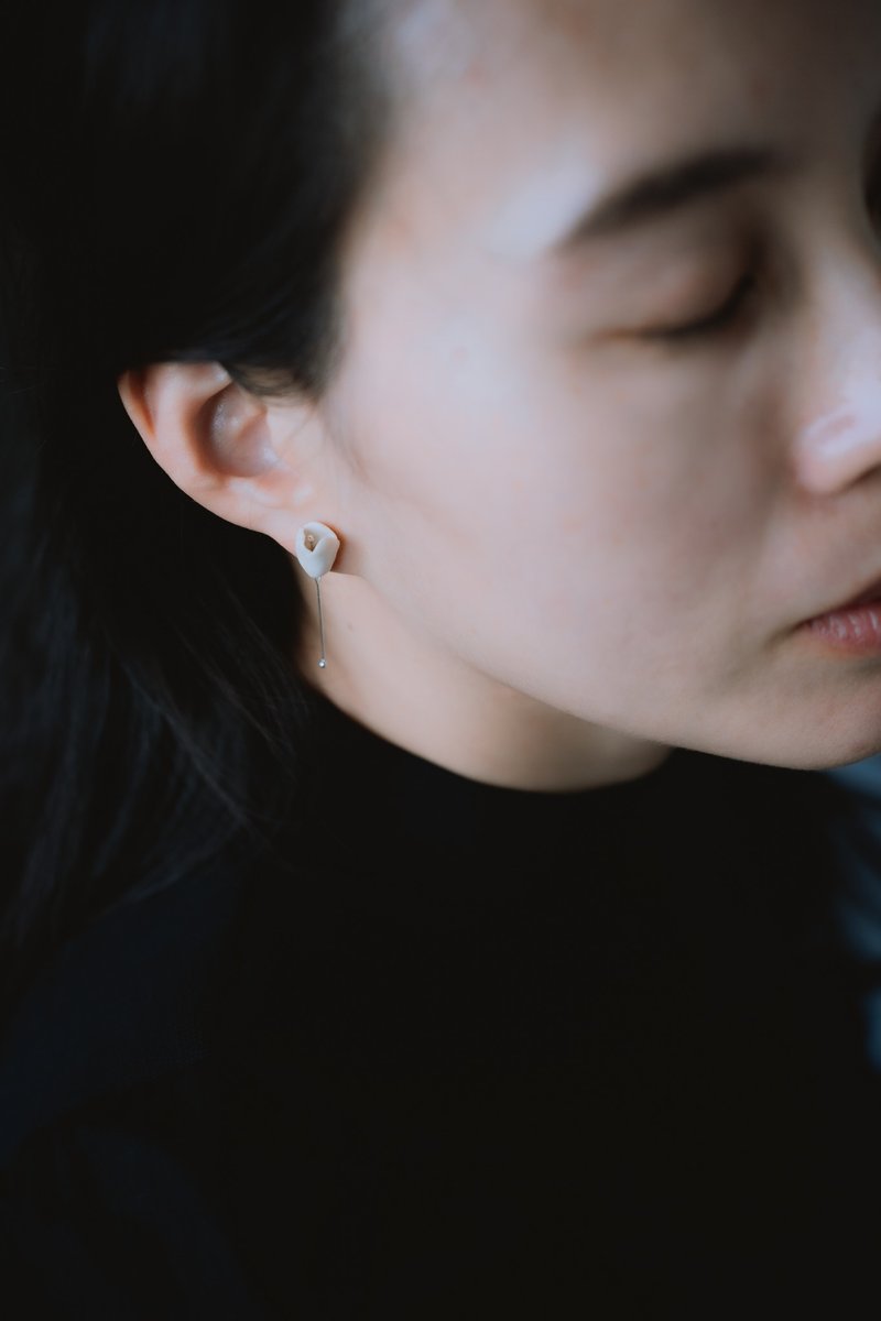 Fleur vole白瓷纯银耳环/白 - 耳环/耳夹 - 瓷 白色