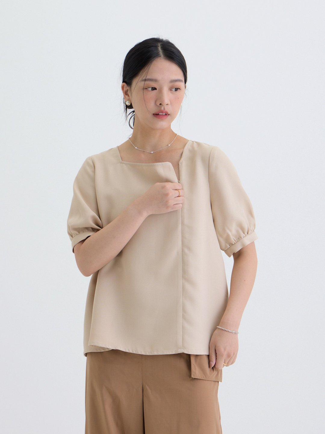 长月方领五分袖上衣-稻 - 女装 T 恤 - 其他人造纤维 卡其色
