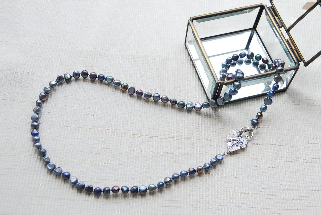Navy blue pearl long necklace 82 cm Grape leaf mantel - 项链 - 珍珠 蓝色