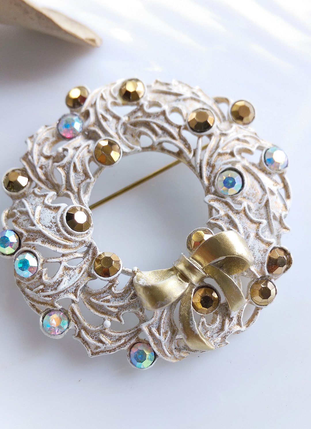 Vintage Jewelry 圣诞节首饰  白珐琅 圣诞花圈 别针  胸针 - 徽章/别针 - 其他材质 金色