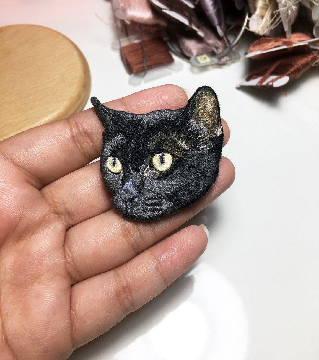 Custom Embroidered pet portrait brooch. - 胸针 - 棉 