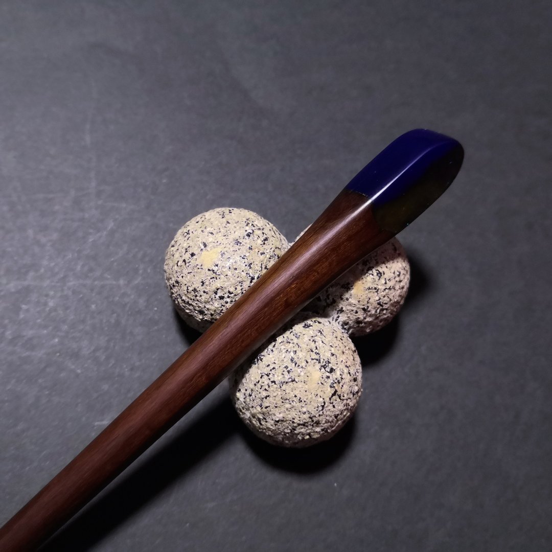 Wooden hair stick with blue epoxy resin. - 发饰 - 木头 蓝色