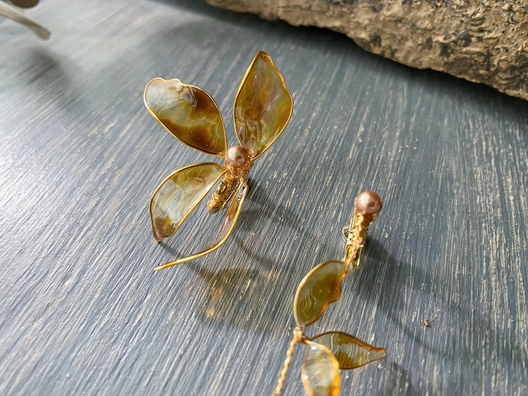 施华洛世奇水晶 琥珀蝴蝶 不对称耳环 - 耳环/耳夹 - 水晶 金色