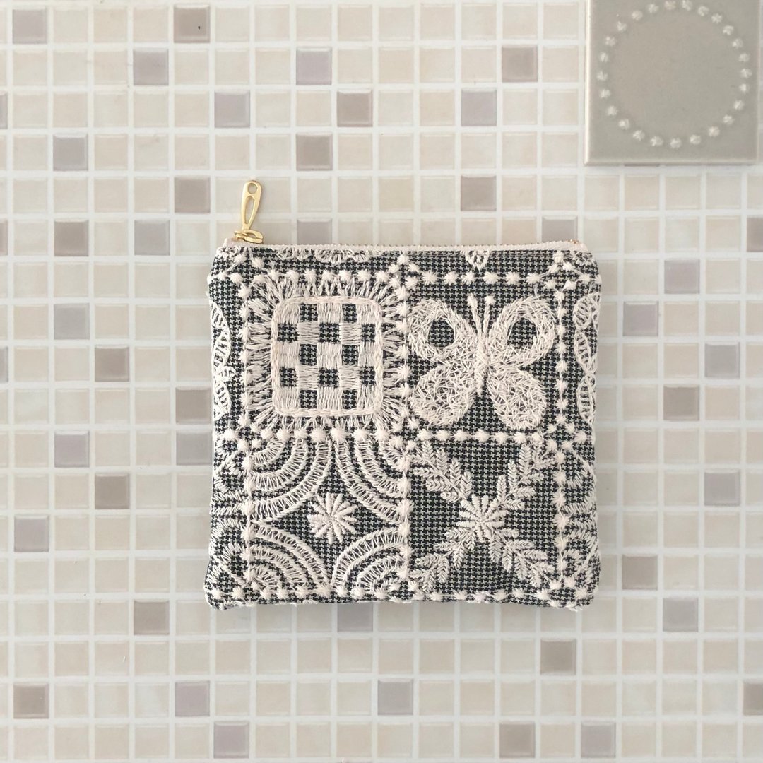 mina perhonen 最新色 全刺绣 蝴蝶 手作 化妆包 forest tile - 化妆包/杂物包 - 棉 卡其色