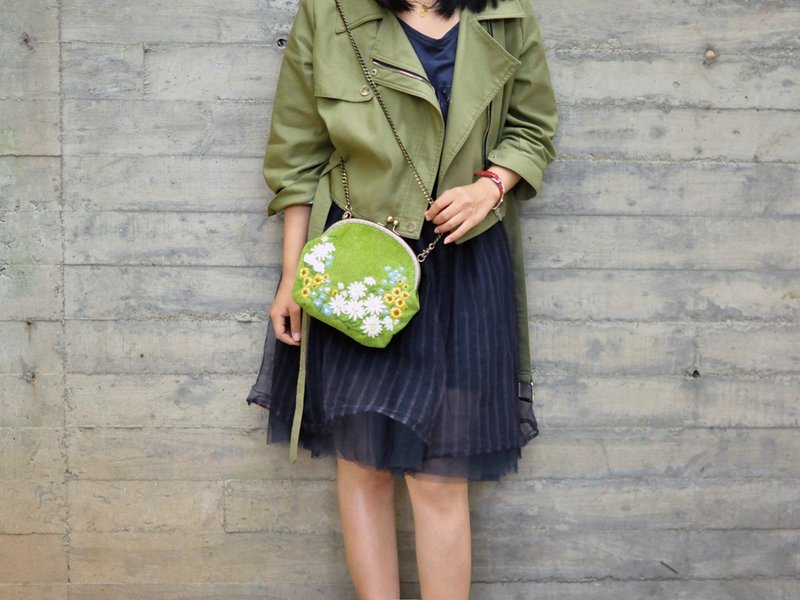 手工刺绣清新小雏菊肩包 口金包 圣诞礼物交换 - 侧背包/斜挎包 - 棉．麻 绿色