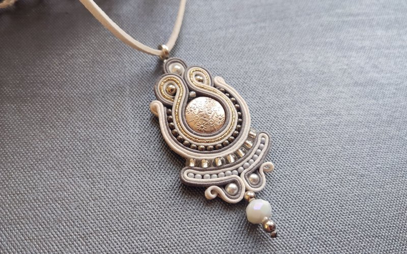 白色坠饰 手工设计师项链，索套刺绣，串珠项链 - 长链 - 其他材质 白色