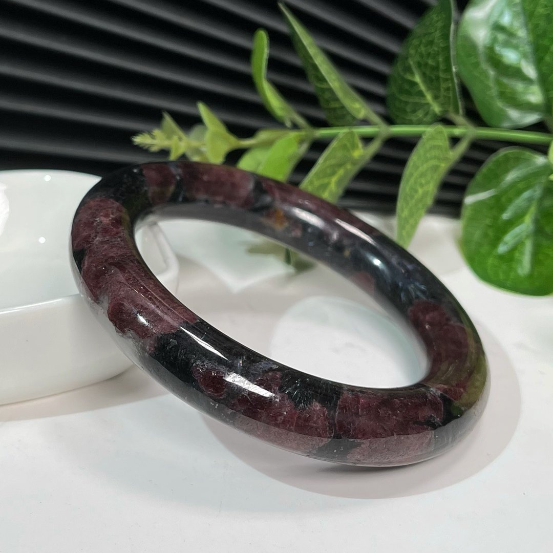 天然石榴石手镯58MM 玉化包晶共生蓝闪石手环 烟花绽放 灵性优雅 - 手链/手环 - 水晶 