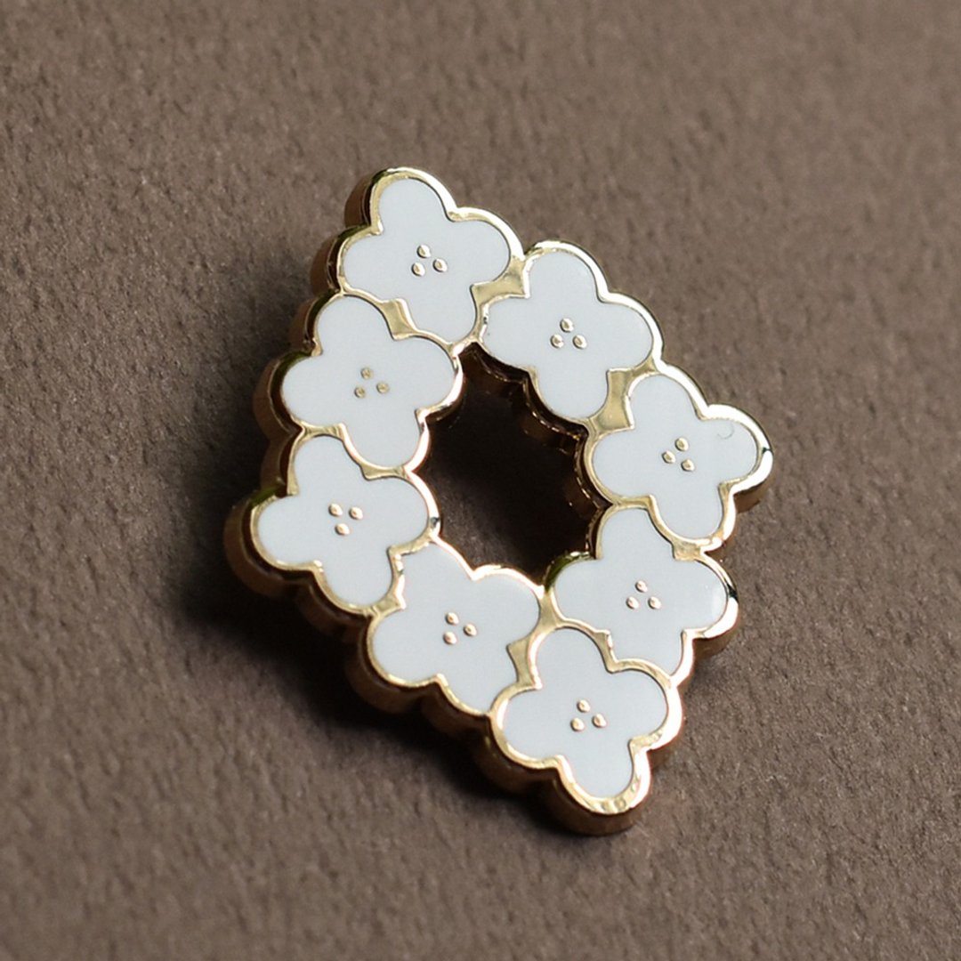 White flower pins flower enamel lapel pin -Badge - pins - enamel pins gold metal - 徽章/别针 - 其他金属 白色