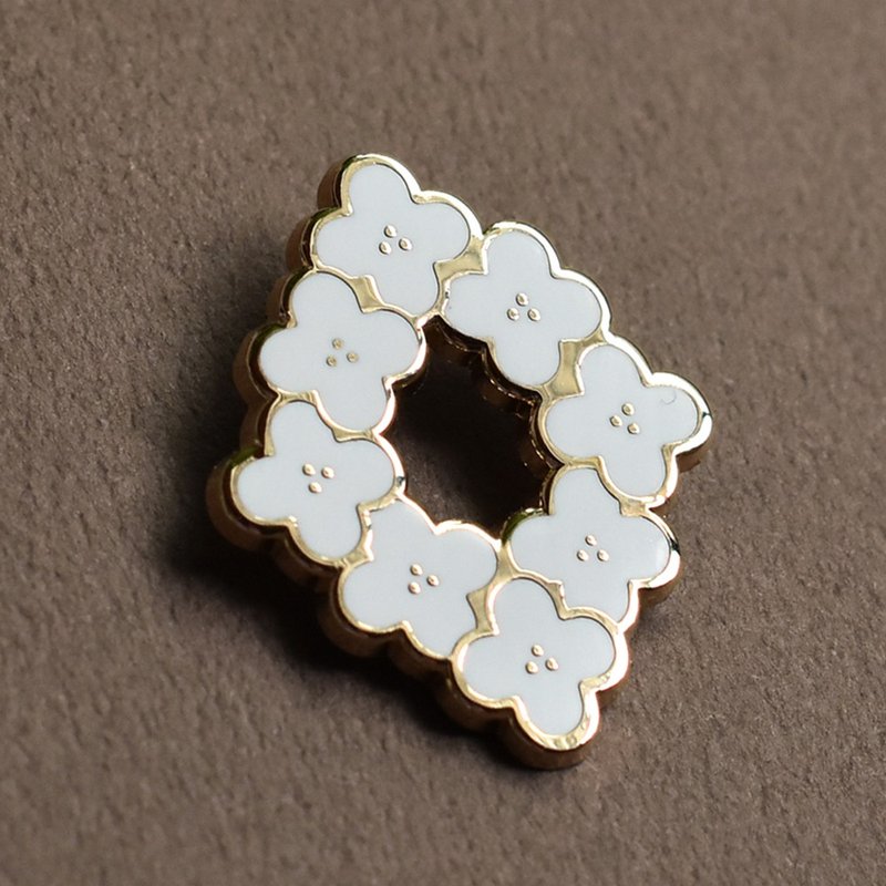 White flower pins flower enamel lapel pin -Badge - pins - enamel pins gold metal - 徽章/别针 - 其他金属 白色