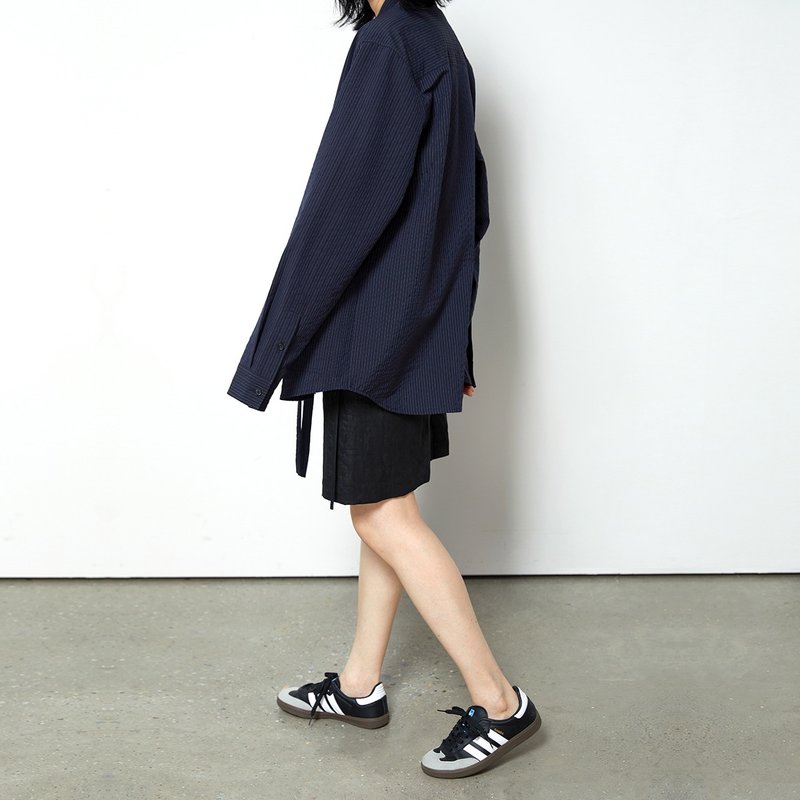 对襟系带蓝黑细条纹廓形古风口袋衬衫式外套衬衫 杲果GAOGUO - 女装衬衫 - 棉．麻 蓝色