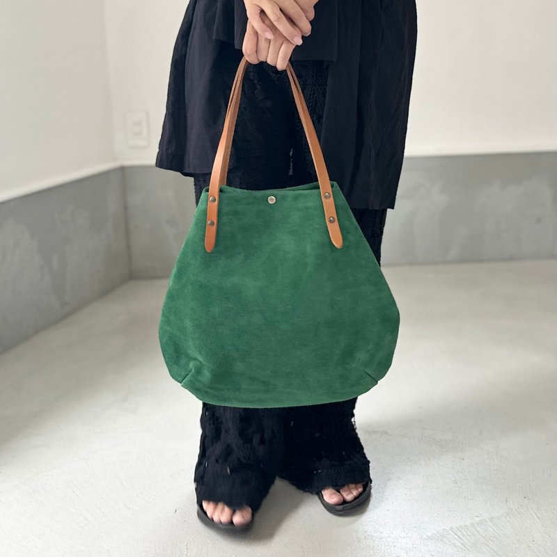 【2025登场 M尺寸】牛床绒面与极厚油蜡皮革圆形托特包 M-size【绿色】 - 手提包/手提袋 - 真皮 绿色
