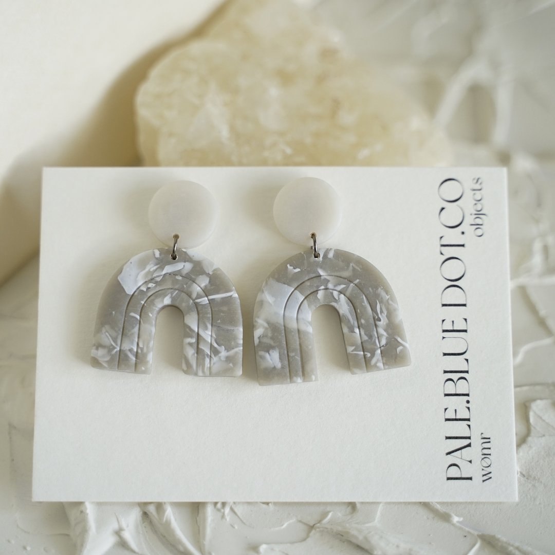 Grey tortoise Ain earrings - 耳环/耳夹 - 树脂 灰色