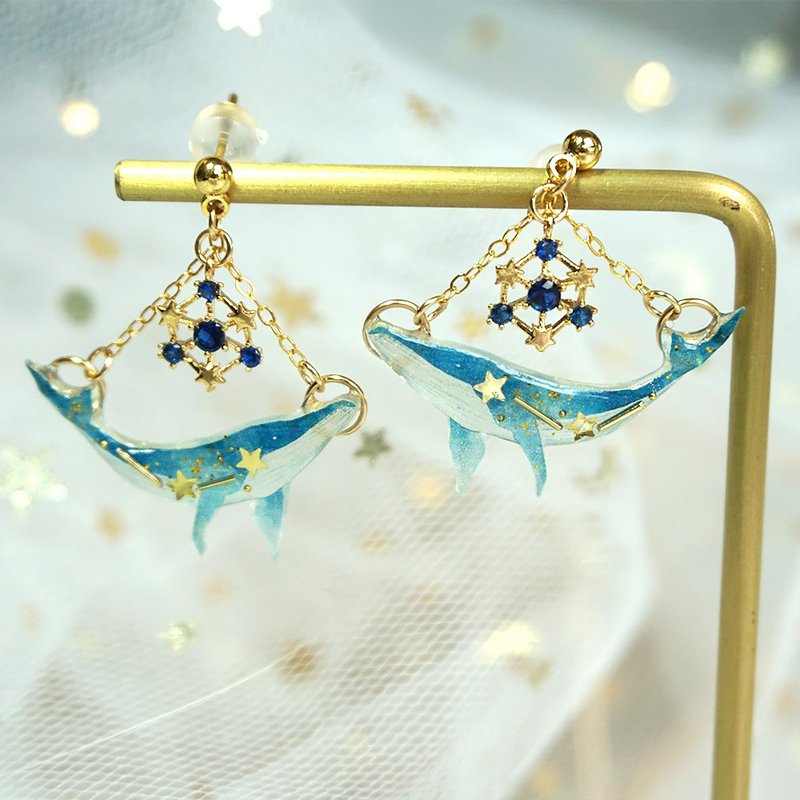 深海見鯨 夜幕 山茶貓原創設計手作星海鯨魚耳釘 可改耳夾 禮物 - 耳环/耳夹 - 羊毛 蓝色