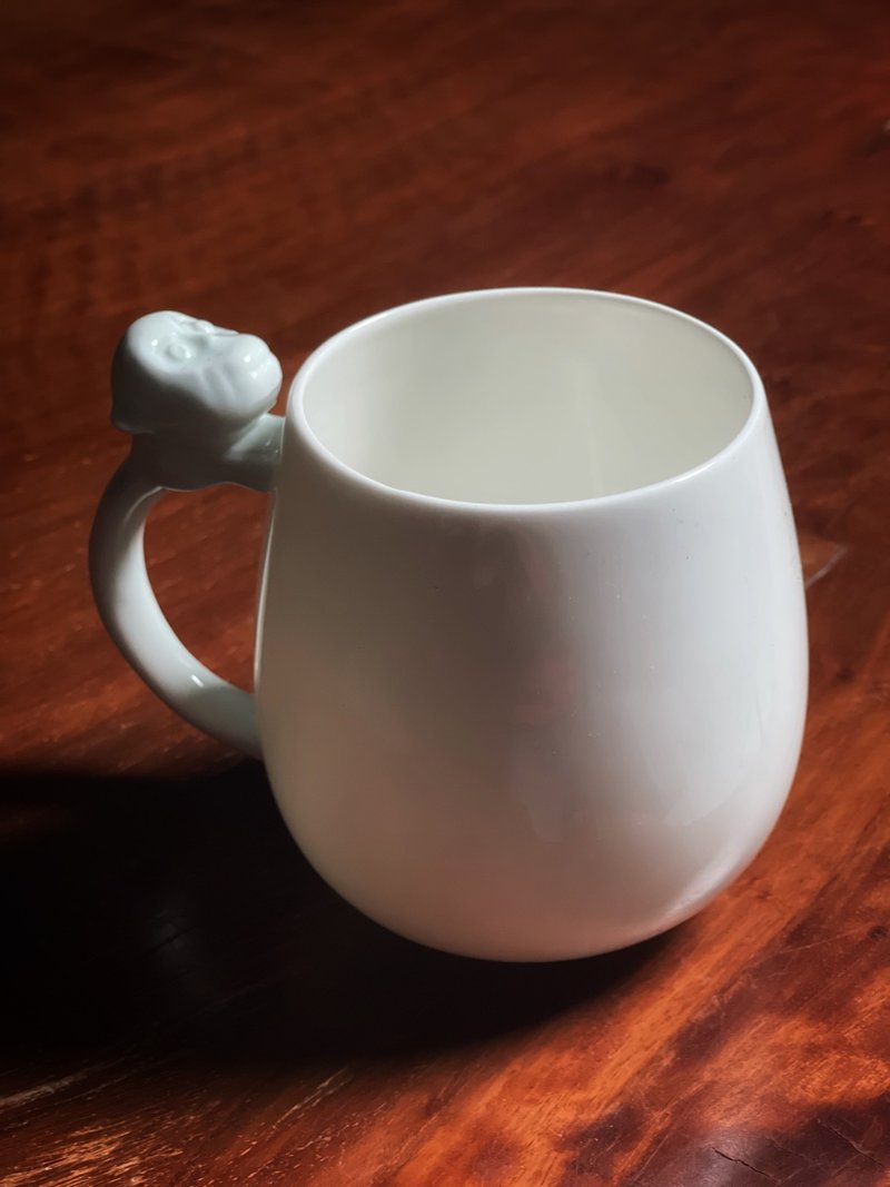 敬物12生肖纳福杯猴  手捧一份福气 守住岁岁朝朝的安康 - 茶具/茶杯 - 瓷 白色