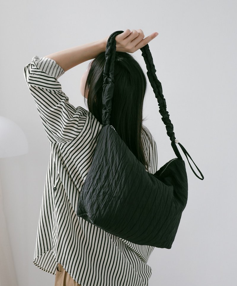 supportingrole 轻盈柔和抽绳元素多用手提斜肩背包 黑 - 侧背包/斜挎包 - 其他人造纤维 黑色