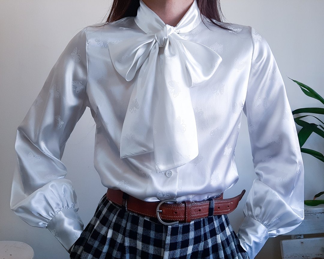 复古 70 年代 80 年代白色缎面蝴蝶印花衬衫领结领 S M 码 - 女装衬衫 - 聚酯纤维 白色