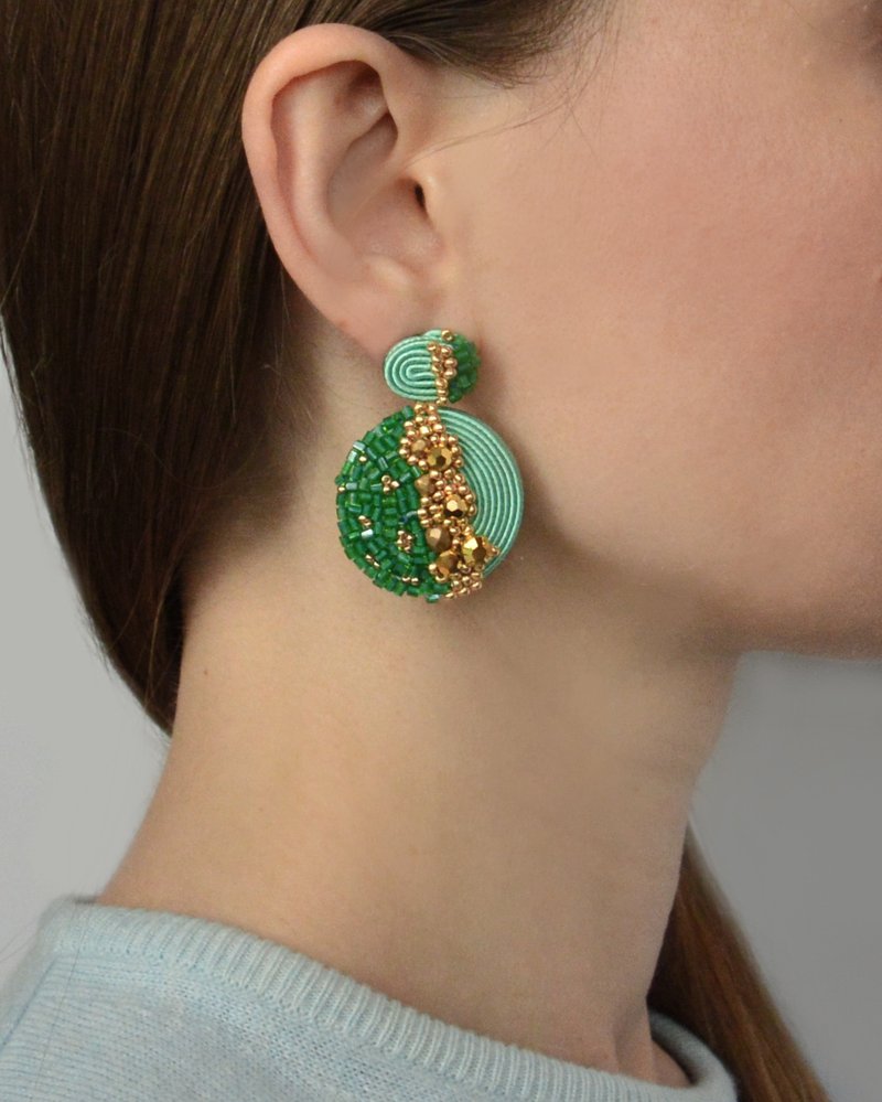 Round stud earrings Disk in gold and green color Christmas Gift Wrapping - 耳环/耳夹 - 其他材质 绿色