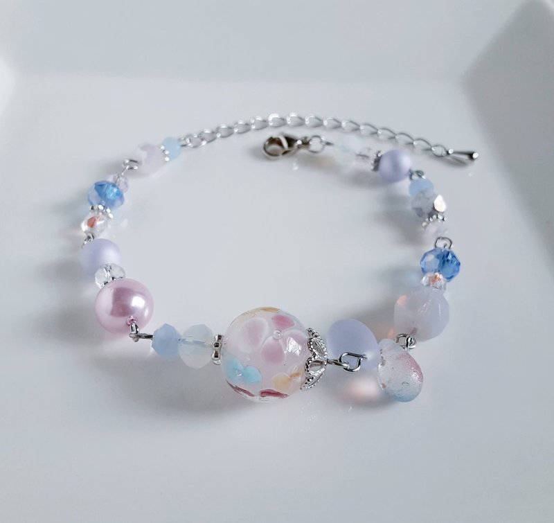 淡粉粉红和蓝手链，由玻璃珠、日本压克力珍珠、捷克珠和玻璃珠制成。 - 手链/手环 - 玻璃 多色