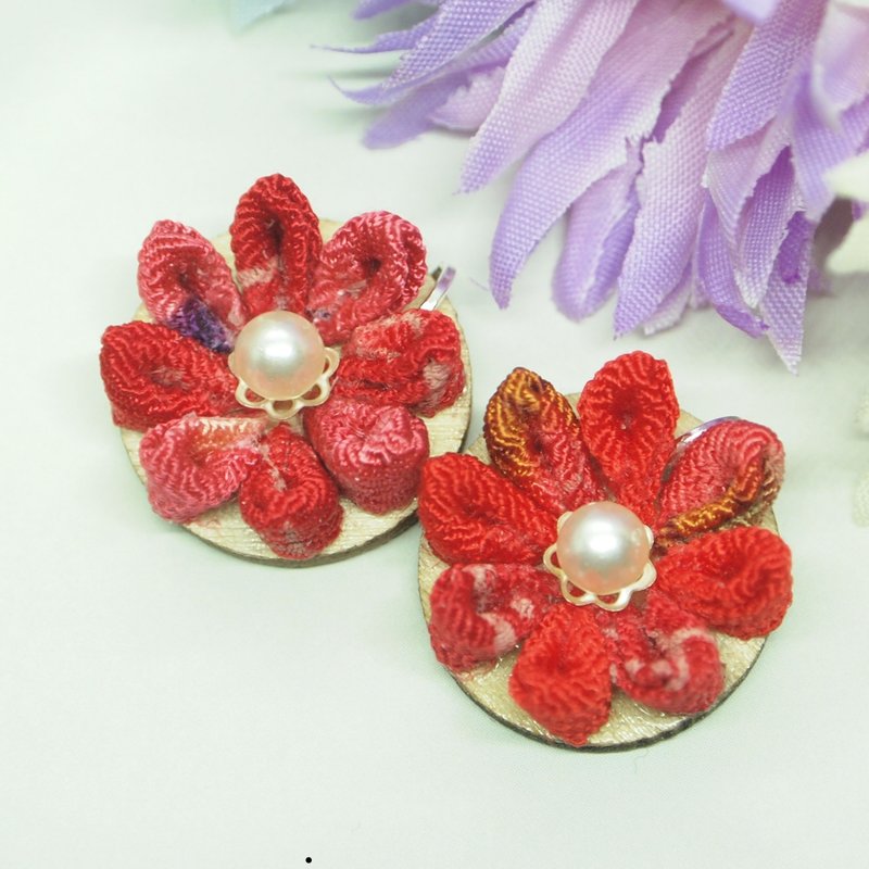 tsumami zaiku耳环/花 - 耳环/耳夹 - 其他人造纤维 红色