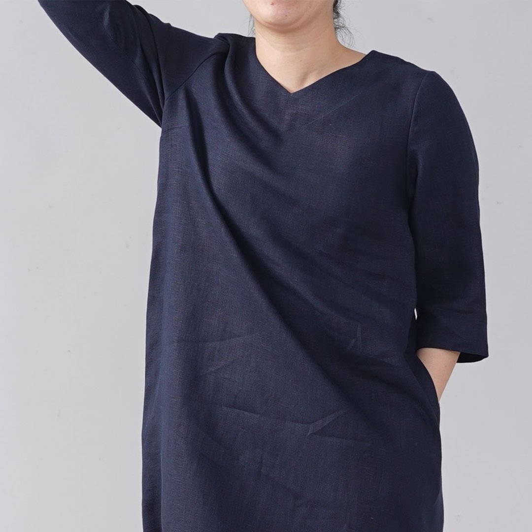 wafu - Midweight Linen V-neck 3/4 Sleeve Dress / Navy a032e-neb2 - 洋装/连衣裙 - 亚麻 蓝色