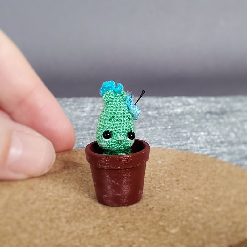 Extremely micro bulb flower in pot. Dollhouse miniature. Home decor. Microtoysby - 玩偶/公仔 - 棉．麻 绿色