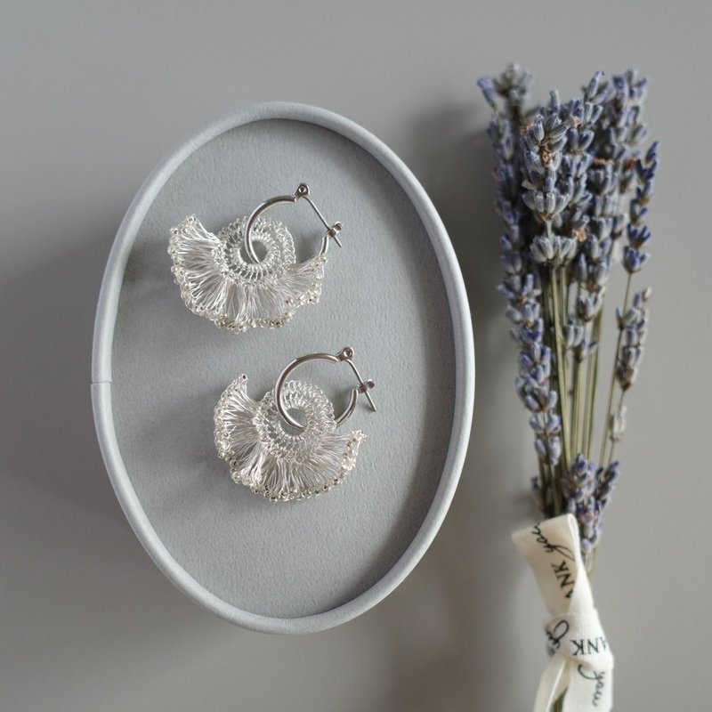 荷叶尾巴 – 手工勾线耳环 银色 - 耳环/耳夹 - 玻璃 银色